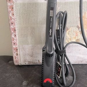 Croc flat iron